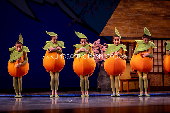 Momotaro_DRESS26_Group2_LT_002029