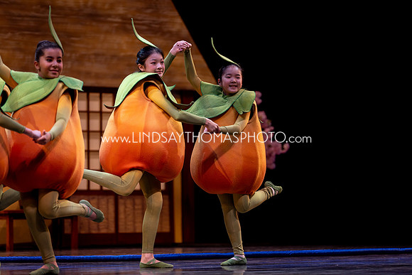Momotaro_DRESS26_Group2_LT_002031