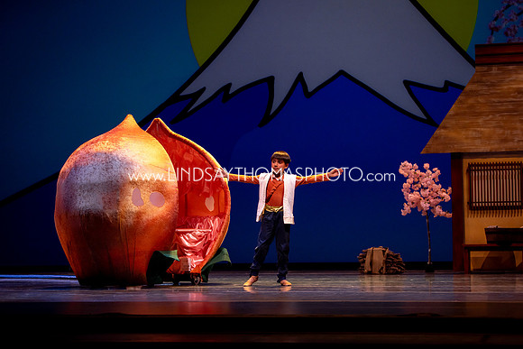 Momotaro_DRESS26_Group2_LT_002034