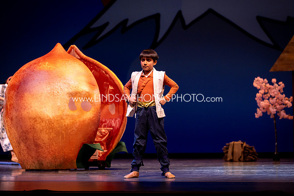 Momotaro_DRESS26_Group2_LT_002035