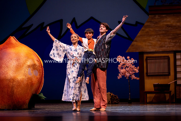 Momotaro_DRESS26_Group2_LT_002036