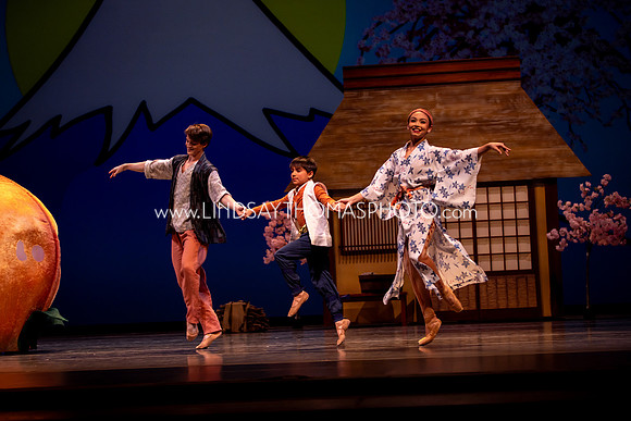Momotaro_DRESS26_Group2_LT_002037
