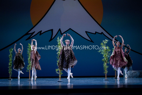 Momotaro_DRESS26_Group2_LT_002053