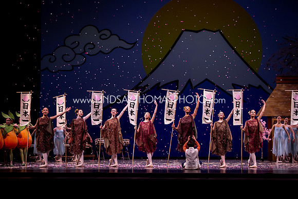 Momotaro_DRESS26_Group2_LT_002132