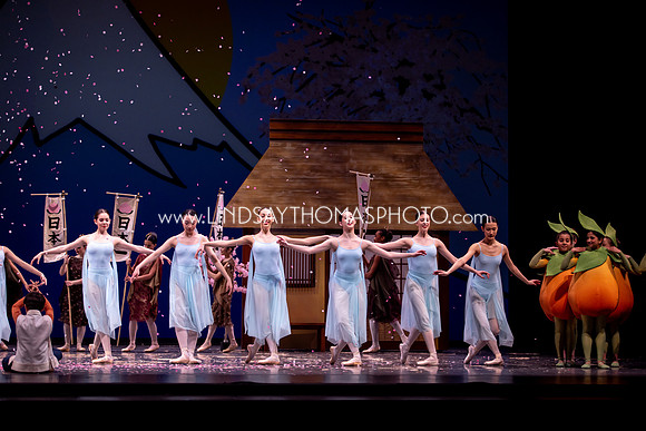Momotaro_DRESS26_Group2_LT_002133