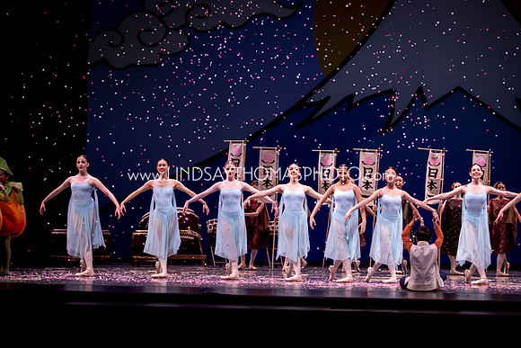 Momotaro_DRESS26_Group2_LT_002134
