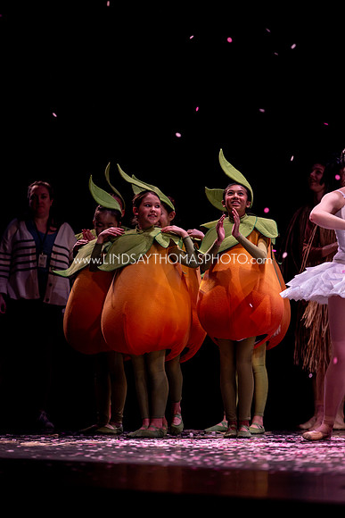 Momotaro_DRESS26_Group2_LT_002138